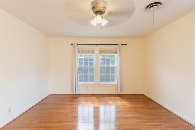 Building Photo - 915 E 38th St