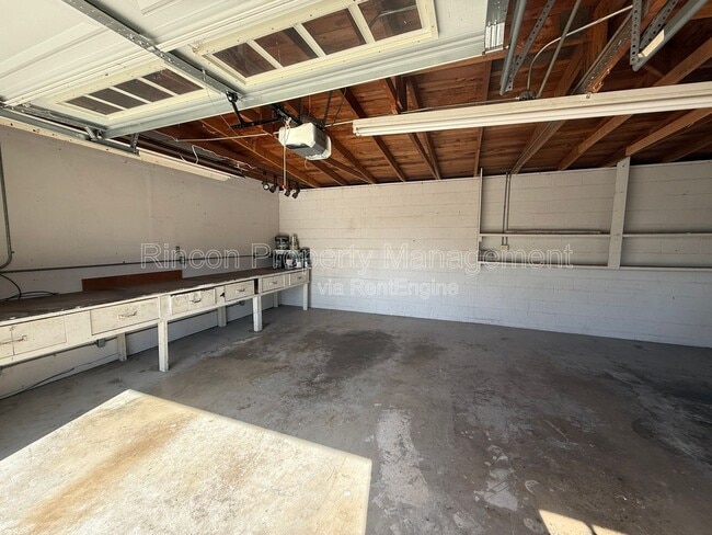 Building Photo - 3677 Willowick Dr