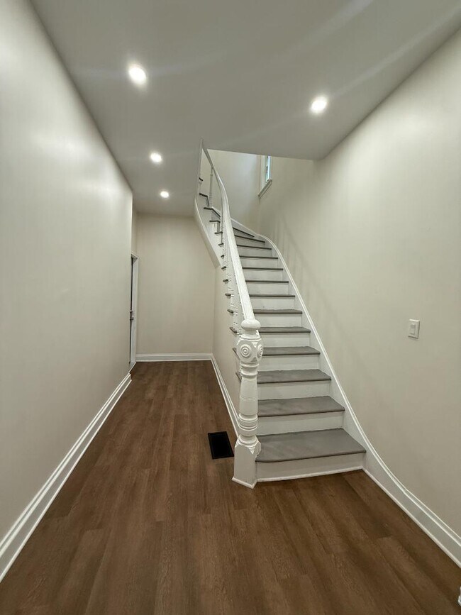 Building Photo - 161 6th Ave