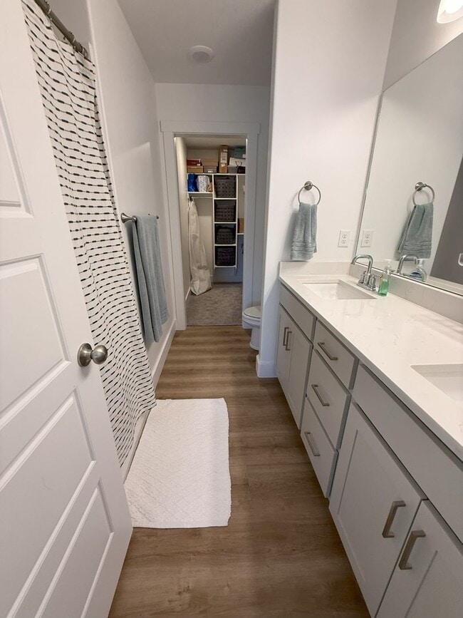 Building Photo - Modern 3-Bedroom End-Unit Townhome in Smit...