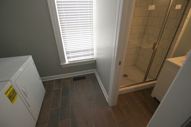 Building Photo - 3 bed 2 bath Campus Rental