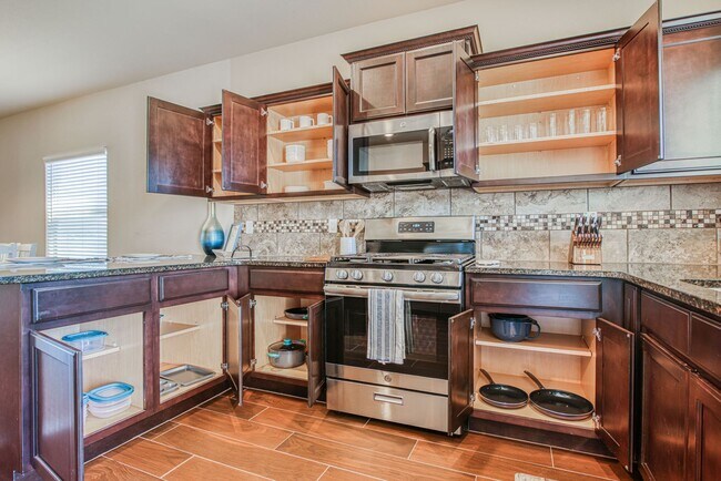 Building Photo - Westside area for Short or Long Term Rental(Completely Furnished) Beautiful 3 bed/2.5 baths