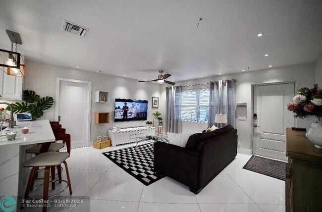 Building Photo - 327 Lancaster St