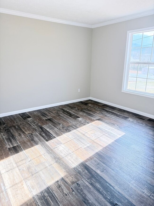 Building Photo - Beautiful 2 Bed, 1 Bath Apartment in Leicester Available now!