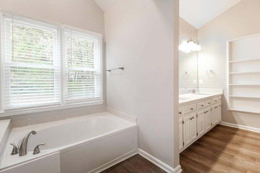 Building Photo - 2570 Broadmoor Ct