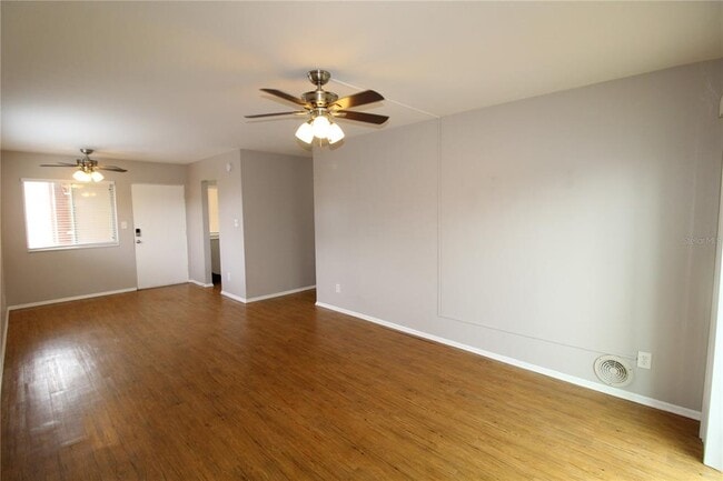 Building Photo - 3001 Bee Ridge Rd