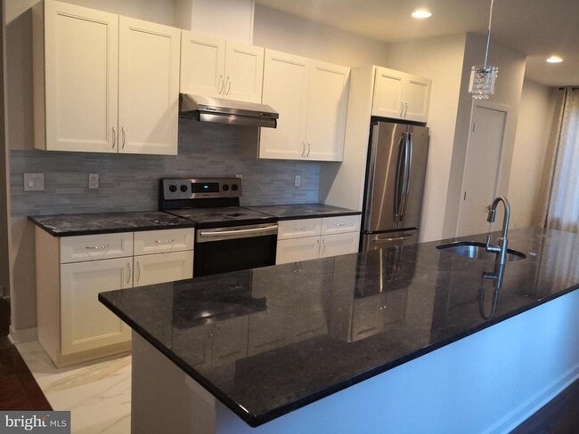 Building Photo - 615 N 10th St