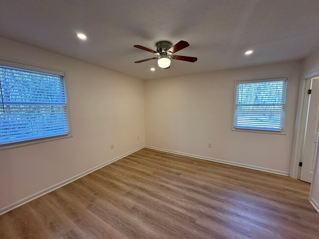 Building Photo - 3 BED | 2 BATH | TWO CAR GARAGE | LARGE FRONT AND BACK YARDS | AVAILABLE NOW