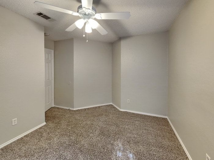 Building Photo - 104 NE Timber Ridge Dr
