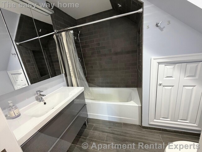 Building Photo - 8 Cross St E