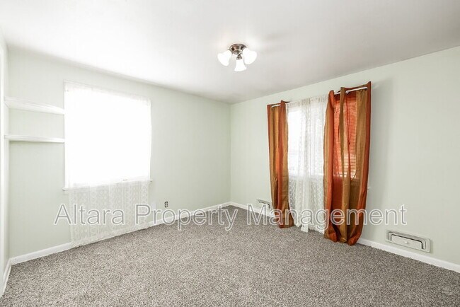 Building Photo - 2123 Robin Dr