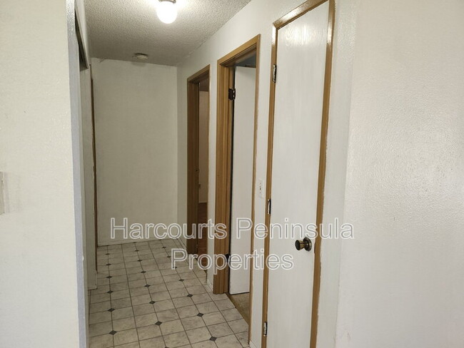 Building Photo - 73 NE Mcknight Rd