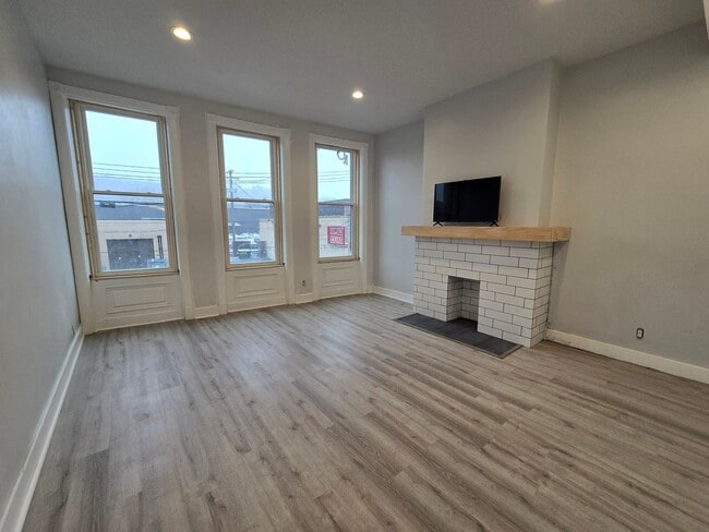 Building Photo - Beautifully Remodeled 3 Bedroom With Rooftop Deck - Downtown Sharpsburg