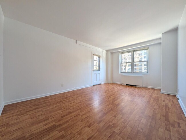 Building Photo - 225 St Pauls Ave