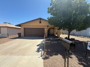 Building Photo - 3 Bedroom 2 Bathroom Home