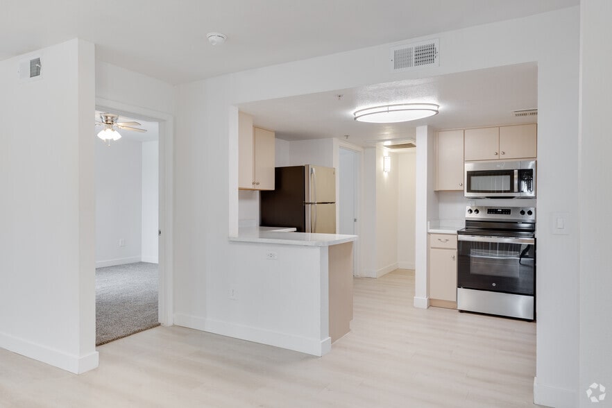 2BR, 2BA - 1,090SF - Kitchen - The Colony Apartments
