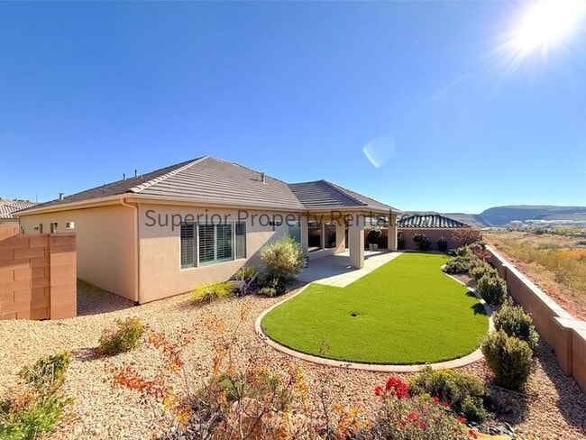 Building Photo - Gorgeous 3 bed, 3.5 bath 3 car garage home with views