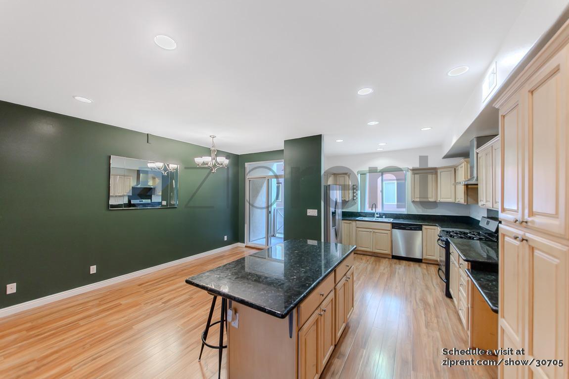 Building Photo - 11622 Oxnard St