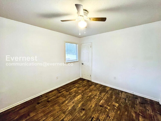 Building Photo - 1460 Woody Dr