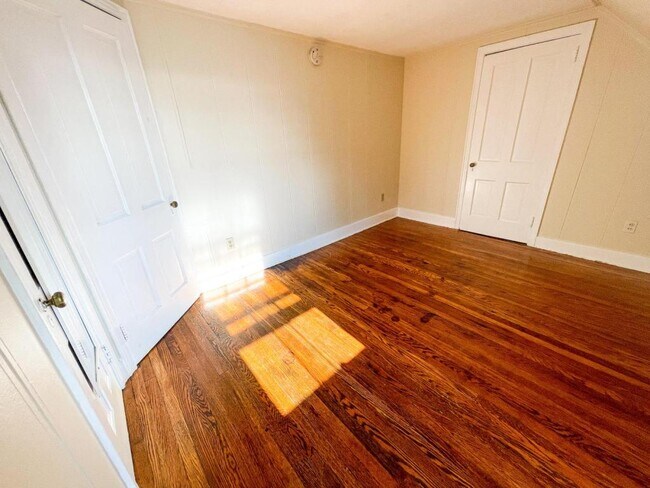 Building Photo - 705 E Seneca St