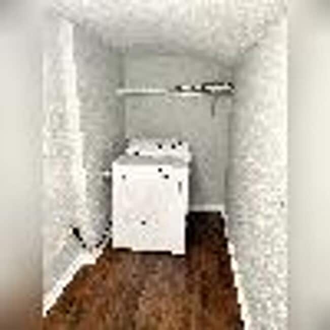 Building Photo - Recetly updated and convenient to downtown!