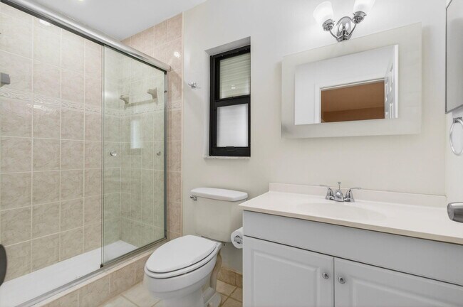 Building Photo - 3939 NE 5th Ave