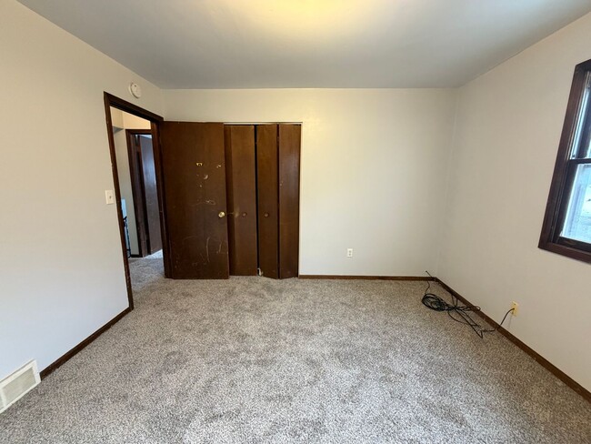 Building Photo - 3990-3992 Camelot Dr SE