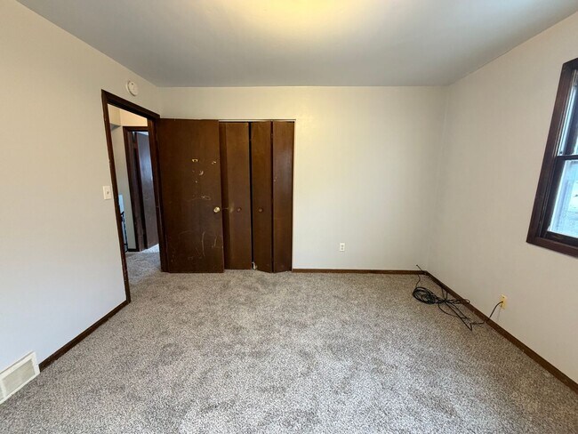 Building Photo - Large multi level duplex!