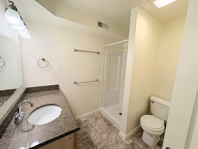 Building Photo - Large Family Home Cedar City!!