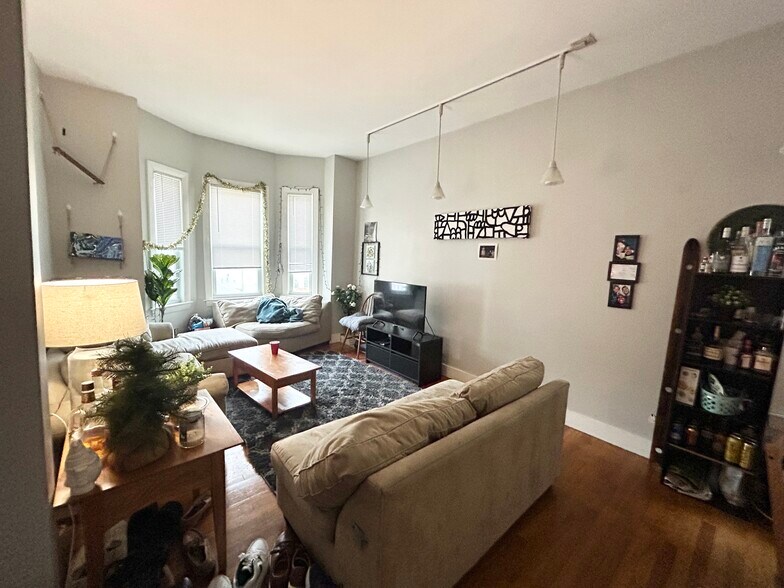 Primary Photo - 218 Columbia St