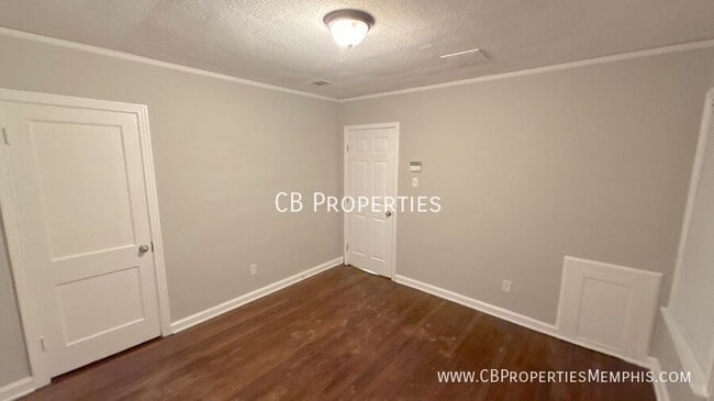 Building Photo - 2370 Larose Ave