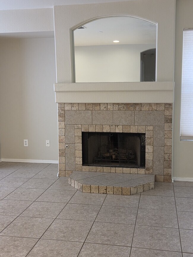 Building Photo - Stunning 4-bedroom 2-bathroom home