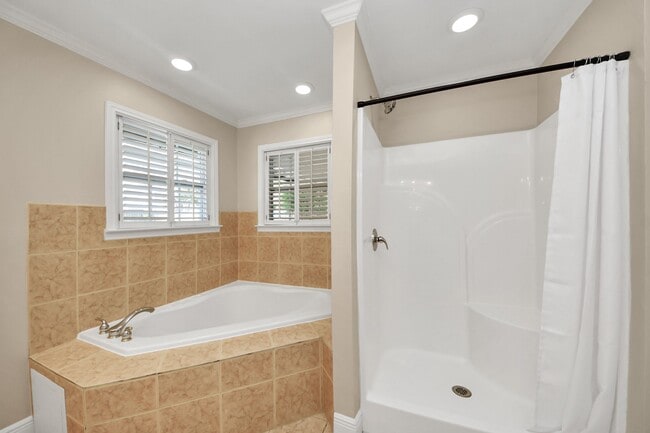 Building Photo - 2215 Gardenia Dr