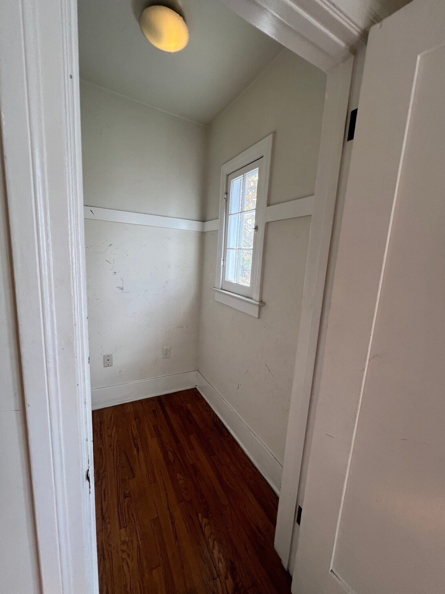 Closet - 502 1/2 N Heliotrope Dr