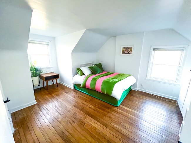 Guest Bedroom 1 (Upstairs) - 38 Volusia Ave