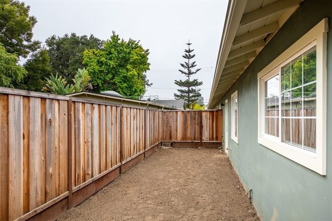 Building Photo - 2 Bed 1 Bath- Santa Cruz With Garage