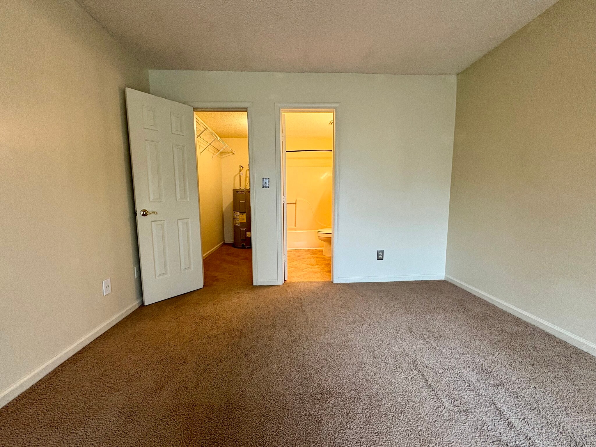 Master bedroom - 208 Quarter Trl