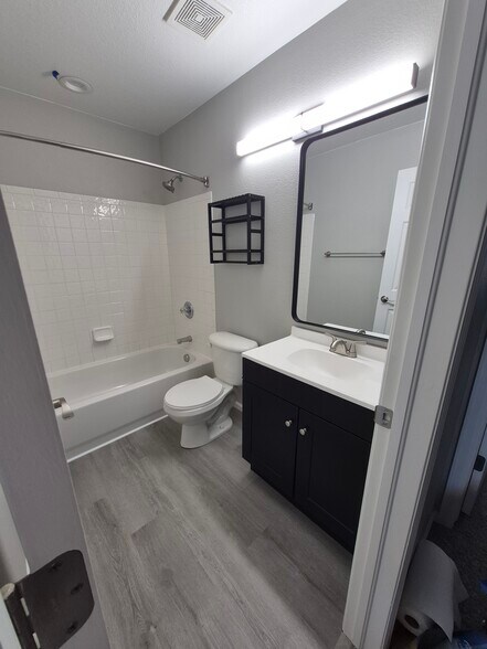 Upstairs Bath - 1825 Meadowbrook Pky