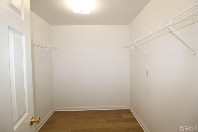 Building Photo - 27 Pin Oak Dr