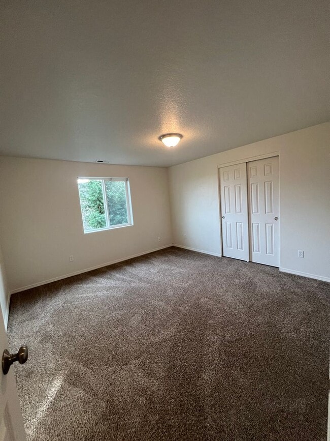 Building Photo - 3-bedroom 2-1/2 bathroom home in Eugene