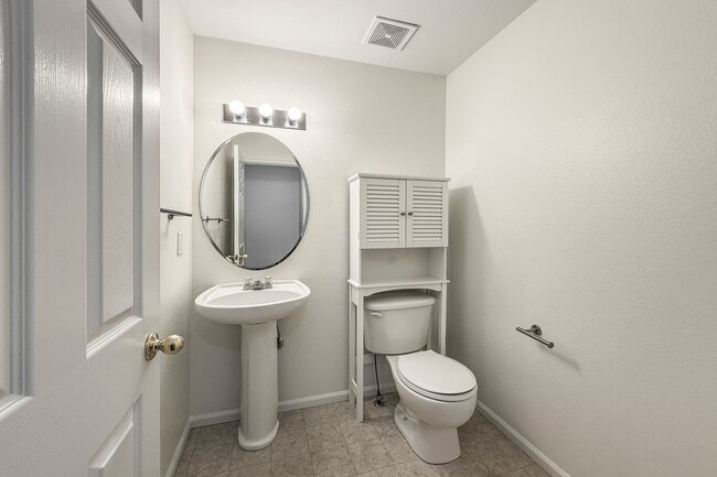 Building Photo - Wonderful 3 Bed, 2.5 Bath Townhome In Exce...