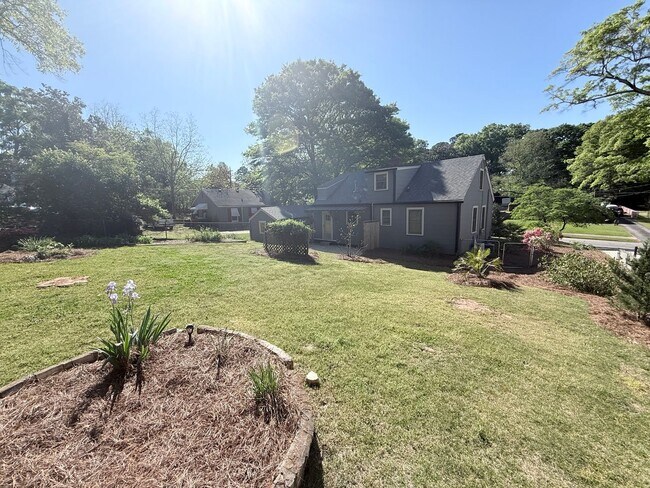 Building Photo - 3BR Normaltown Charmer