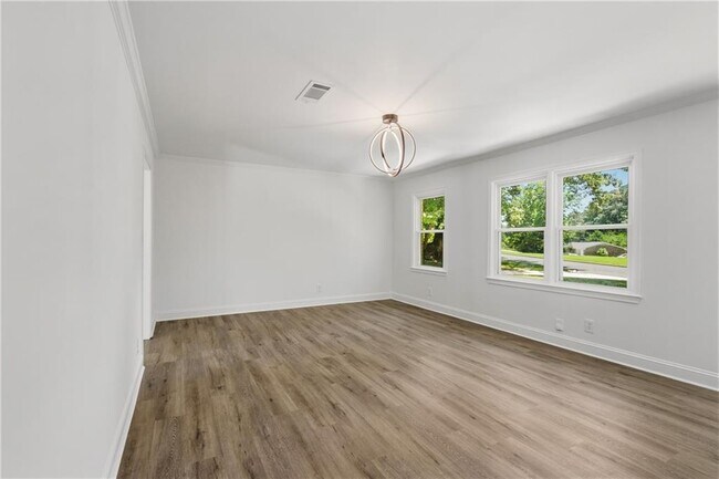 Building Photo - 1348 Ridgewood Dr SW
