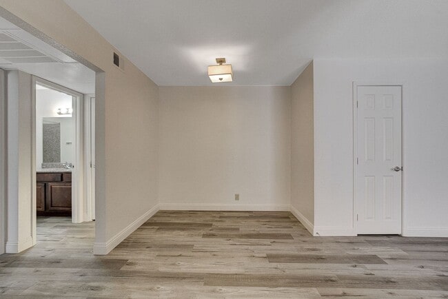Building Photo - SINGLE BEDROOM CONDO IN GUARD GATED COMMUN...
