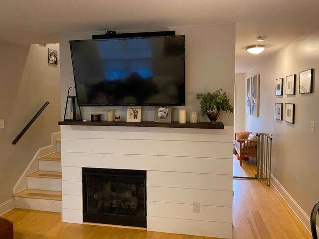 Building Photo - Immaculate end unit townhome in Raleigh's most desirable neighborhood - THE Five Points!