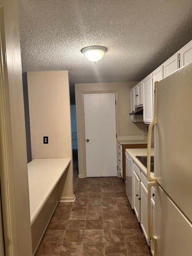 Building Photo - Available Now! Spacious 2 Bedroom Apartment!!