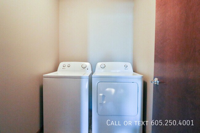 Building Photo - Sensational 2 bedroom Town Home in Harrisb...