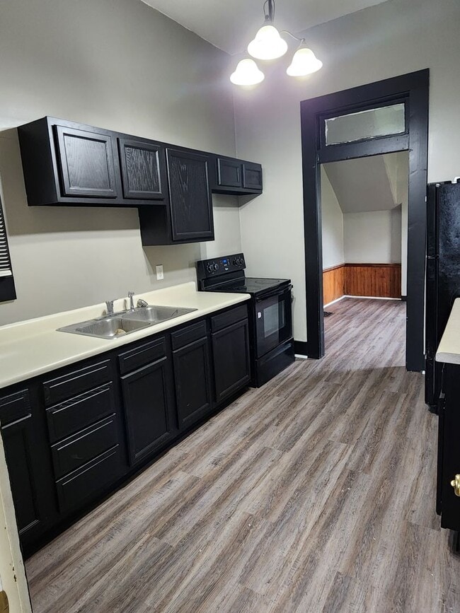 Building Photo - 2 Bedroom 1 bath duplex