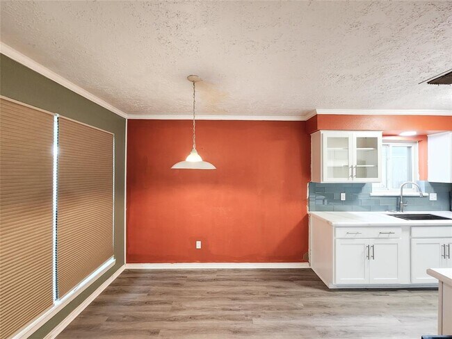 Building Photo - 2830 Virginia Colony Dr