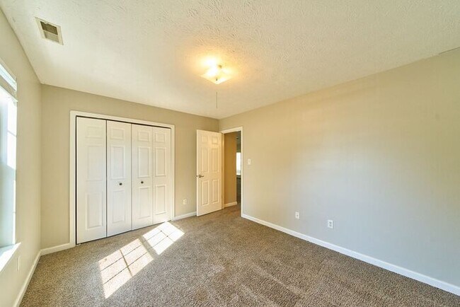 Building Photo - 3 Bedroom 2 Full Bath In Peaceful Franklin...